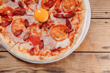 There is a plate of pizza with egg in the pizzeria