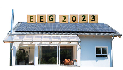 EEG 2023, Energiesparhaus mit Solaranlage auf dem Dach als Beipiel für erneuerbare Energien in bezug auf die Gesetzesänderung zur EEG-Umlage, erneuerbare Energien Gesetz - obrazy, fototapety, plakaty