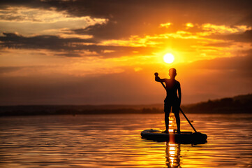Silhouette eines Menschen auf einem Stand up paddle