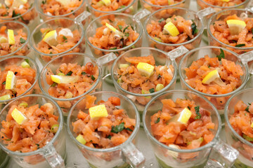 Lachstatar mit Avocadomus und Meerrettichmus