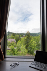 ワーケーション　イメージ　高原リゾートの窓辺で　remote working at highland resort