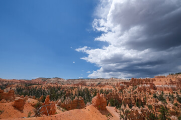 Le parc national Bryce cayon avec ses immenses amphithéâtres naturels parsemés de nombreux hoodoos