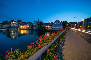 Die Bischofsmühlbrücke in Bamberg in der blauen Stunde