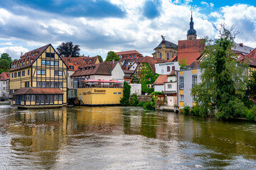 Blick über die Regnitz auf die historischen Häuser der Altstadt Bambergs