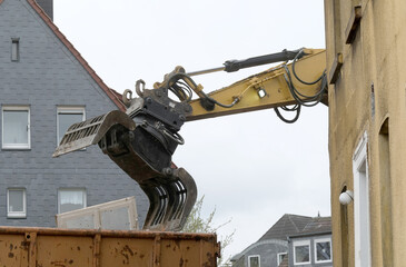 Bagger beim Abriss eines Wohnhauses