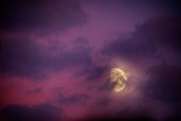 Księżyc w chmurach