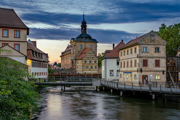 Fototapeta na wymiar Altes Rathaus und Untere Mühlbrücke in Bamberg in der Dämmerung