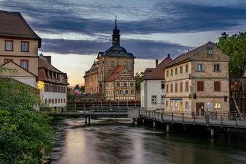 Altes Rathaus und Untere Mühlbrücke in Bamberg in der Abenddämmerung