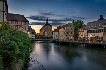 Fototapeta na wymiar Altes Rathaus und Untere Mühlbrücke in Bamberg in der Abendstimmung