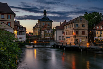 Altes Rathaus und Geyerswörthsteg in Bamberg in der Abenddämmerung