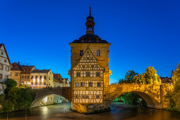 Obere Brücke mit Altem Rathaus in Bamberg bei Nacht
