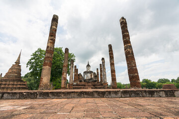 Fototapeta na wymiar Sukhothai Historical Park It is an important temple of Sukhothai. Inside there is an important historical site. Pagoda Mahathat in the shape of Phum Khao Bin