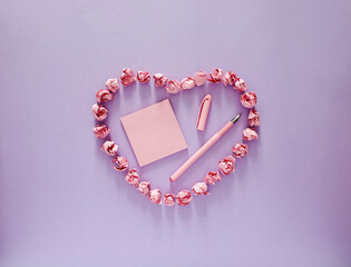 Obraz premium Reminder stickers, pen, heart made of paper balls on a purple background. Love for creativity.