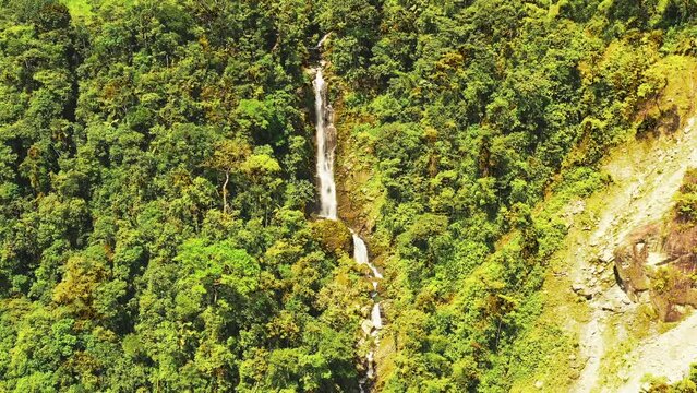 CASCADA EN LA CORDILLERA