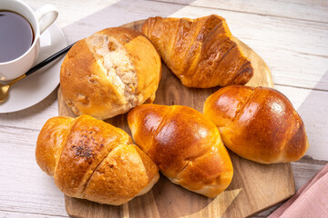 朝食のパンとコーヒー