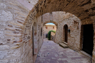 Alley in the historical town of Assisi in Umbria, central Italy	