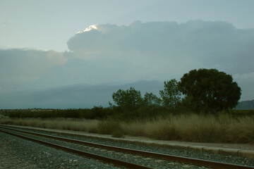 Andén de estación abandonada junto a una vía de ferrocarril. La Macetúa (Cieza, Murcia, España).