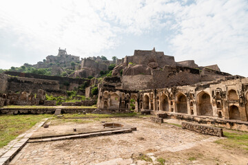 Fototapeta na wymiar The ruins of the ancient historic Golconda fort in the city of Hyderabad.