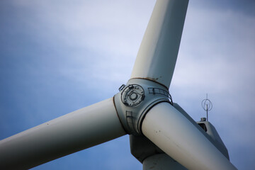 Nahaufnahme der Nabe von einem Windrad. Fl&uuml;gel und Nabe eines Windrades.