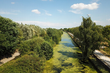 Fototapeta na wymiar Vue aérienne du canal de Roubaix en été