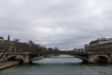 Río Sena en París con puente al fondo, Francia