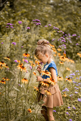 Dziewczynka wśród kwiatów - obrazy, fototapety, plakaty