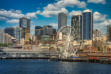 2022-07-25 SEATTLE WATERFRONT ON ELLIOTT BAY WITH THE SKYLINE OF DOWNTOWN AND THE GREAT WHEEL-