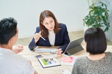 不動産の営業をするスーツ姿の女性