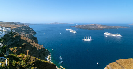 Vue de navires de croisières dans la Caldera de Santorin depuis le village de Fira, Grèce.