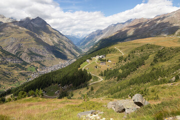 Fototapeta na wymiar Vue vers Zermatt et Riffelalp