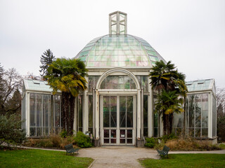 Fototapeta na wymiar Palace-like greenhouse in botanical garden