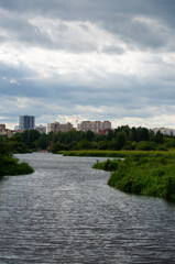 Fototapeta na wymiar River to the city