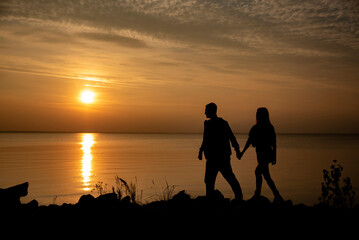 Fototapeta na wymiar silhouette of a couple on the beach at sunset