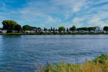 Blick auf einen Campingplatz am Wasser