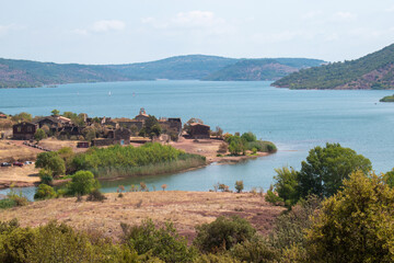 Le village de Celles au bord du lac du Salagou, Hérault, France