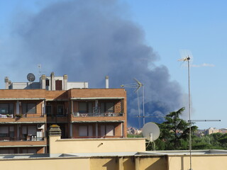 Densa nube nera di un grosso incendio a Roma - Dense black cloud of a big fire in Rome