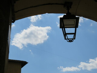 Silhouette di un lampadario sotto una volta - Silhouette of a chandelier under a vault