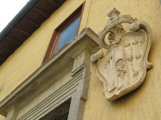 Scudo araldico di un vecchio palazzo - Heraldic shield of an old palace