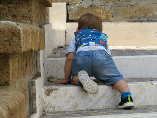 Bambino che fa i primi passi salendo degli scalini - Child taking his first steps climbing steps