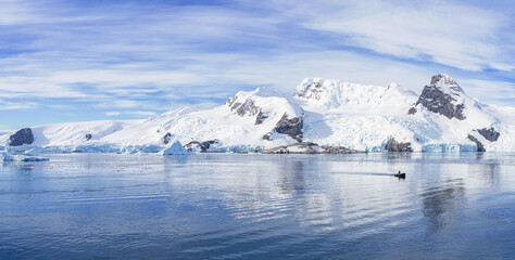 Fototapeta na wymiar antarktische Eisberg Landschaft in der Cierva Cove - ein tiefer Meeresarm an der Westseite der Antarktischen Halbinsel, umringt von rauen Bergen und dramatischen Gletscherfronten