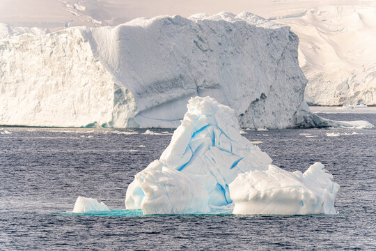 antarktische Eisberg Landschaft in der Cierva Cove - ein tiefer Meeresarm an der Westseite der Antarktischen Halbinsel, umringt von rauen Bergen und dramatischen Gletscherfronten
