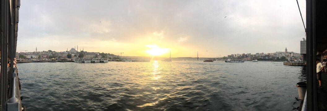 P&ocirc;r do sol em Istambul