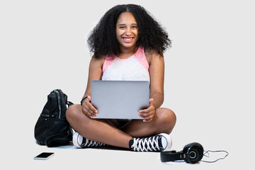 giovane ragazza isolata su sfondo bianco utilizza il computer essendo seduta è seduto