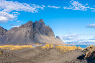 Stokksnes unglaubliche Schönheit, zwischen Meer und Vestrahorn Bergen