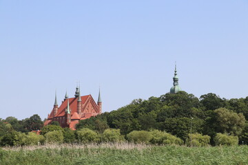Widok na gotycką bazylikę z falochronu