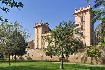 Fototapeta na wymiar historic building by the park in the city of Valencia