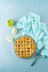 Apple pie with fresh apple slices
