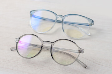 Gafas de plástico transparentes para lentes o cristales con aumento exhibidos para su venta.