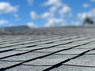 Shingle roof close up with depth of field on sunny florida day with blue sky © christian.bitzas