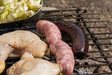 Parrilla de chorizo y morcilla con un poco de pollo asado en campo sobre tierra campestre rústico 